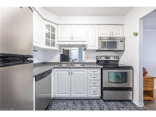 812-81 Scott Street, St. Catharines, ON - Indoor Photo Showing Kitchen With Double Sink