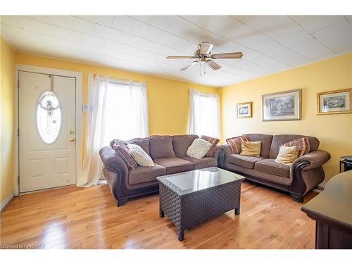 6191 Cadham Street, Niagara Falls, ON - Indoor Photo Showing Living Room