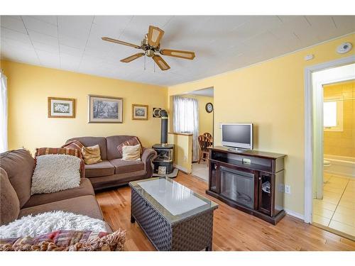 6191 Cadham Street, Niagara Falls, ON - Indoor Photo Showing Living Room