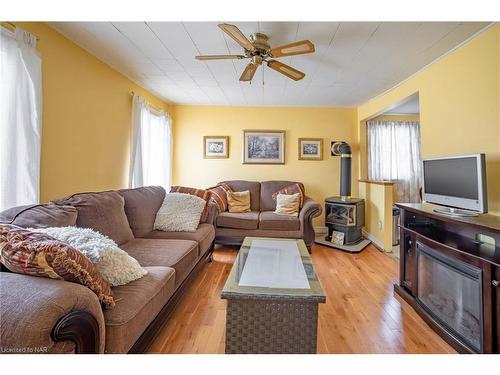 6191 Cadham Street, Niagara Falls, ON - Indoor Photo Showing Living Room