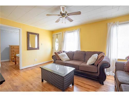 6191 Cadham Street, Niagara Falls, ON - Indoor Photo Showing Living Room