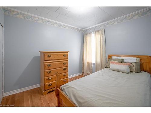 6191 Cadham Street, Niagara Falls, ON - Indoor Photo Showing Bedroom