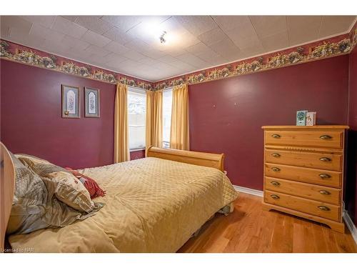 6191 Cadham Street, Niagara Falls, ON - Indoor Photo Showing Bedroom