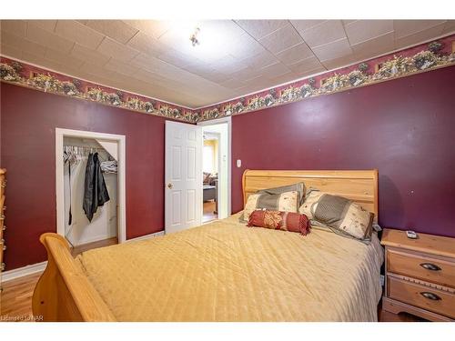 6191 Cadham Street, Niagara Falls, ON - Indoor Photo Showing Bedroom