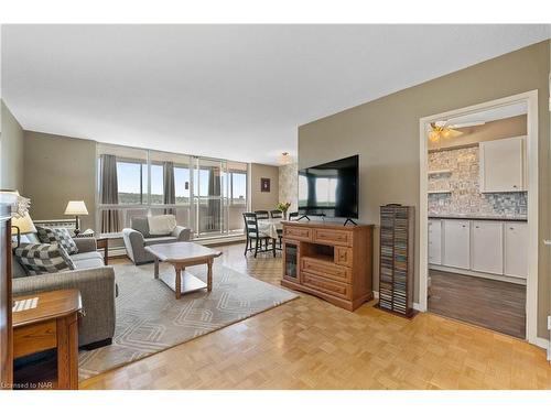 706-35 Towering Heights Boulevard, St. Catharines, ON - Indoor Photo Showing Living Room