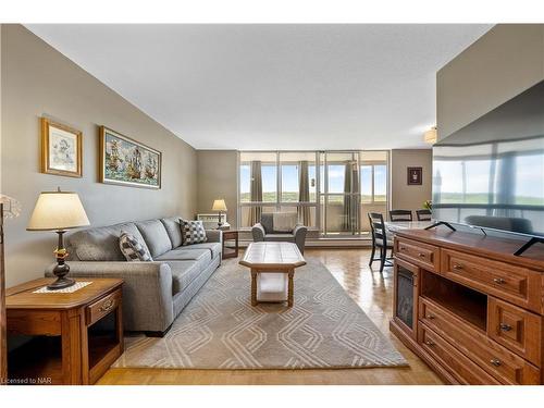 706-35 Towering Heights Boulevard, St. Catharines, ON - Indoor Photo Showing Living Room