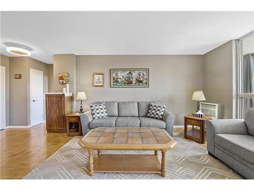 706-35 Towering Heights Boulevard, St. Catharines, ON - Indoor Photo Showing Living Room