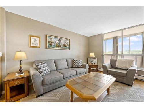 706-35 Towering Heights Boulevard, St. Catharines, ON - Indoor Photo Showing Living Room