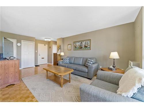 706-35 Towering Heights Boulevard, St. Catharines, ON - Indoor Photo Showing Living Room