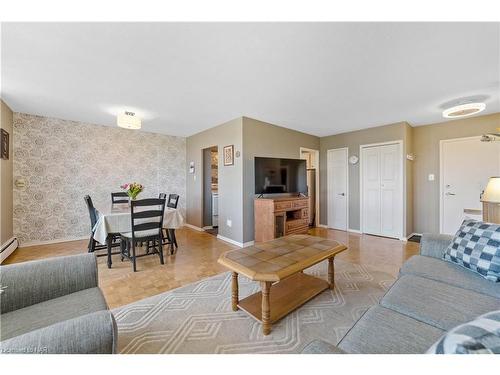 706-35 Towering Heights Boulevard, St. Catharines, ON - Indoor Photo Showing Living Room