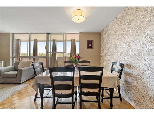 706-35 Towering Heights Boulevard, St. Catharines, ON - Indoor Photo Showing Dining Room