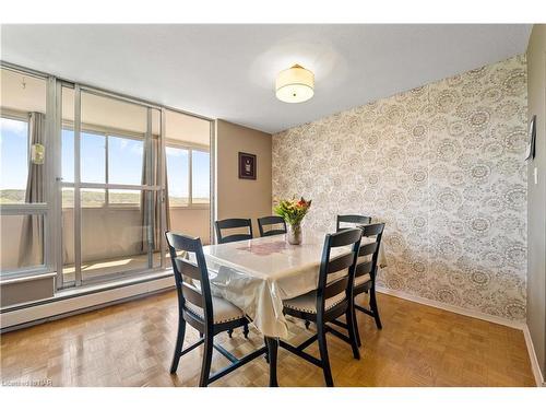 706-35 Towering Heights Boulevard, St. Catharines, ON - Indoor Photo Showing Dining Room