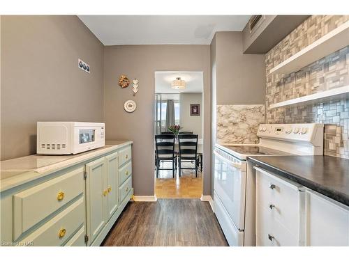 706-35 Towering Heights Boulevard, St. Catharines, ON - Indoor Photo Showing Kitchen