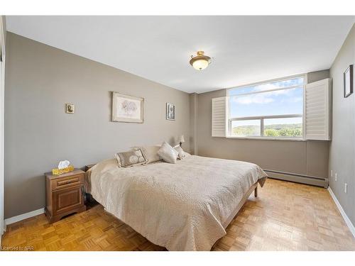 706-35 Towering Heights Boulevard, St. Catharines, ON - Indoor Photo Showing Bedroom