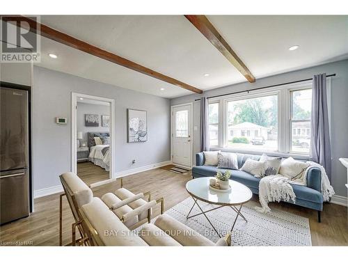 31 Warren Road, St. Catharines, ON - Indoor Photo Showing Living Room