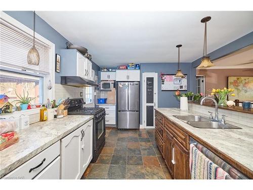 3674 Nigh Road, Ridgeway, ON - Indoor Photo Showing Kitchen With Double Sink