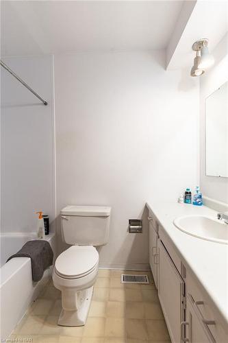 409 First Avenue, Welland, ON - Indoor Photo Showing Bathroom