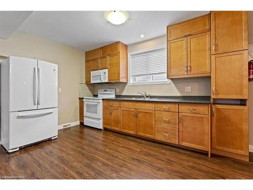 5 Battle Street, Thorold, ON - Indoor Photo Showing Kitchen With Double Sink