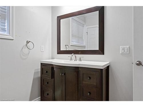 5 Battle Street, Thorold, ON - Indoor Photo Showing Bathroom