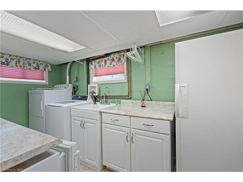 313 Lake Street, Grimsby, ON - Indoor Photo Showing Laundry Room