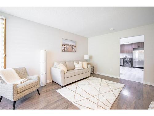 60 Pearce Avenue, St. Catharines, ON - Indoor Photo Showing Living Room