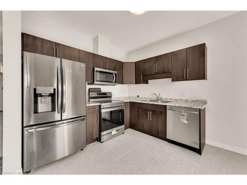 35 Sycamore Street, Welland, ON - Indoor Photo Showing Kitchen With Stainless Steel Kitchen