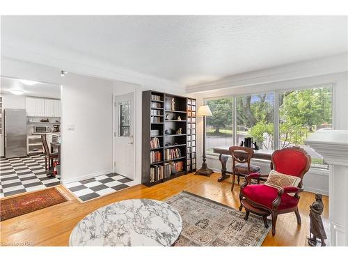 3190 Cattell Drive, Niagara Falls, ON - Indoor Photo Showing Living Room