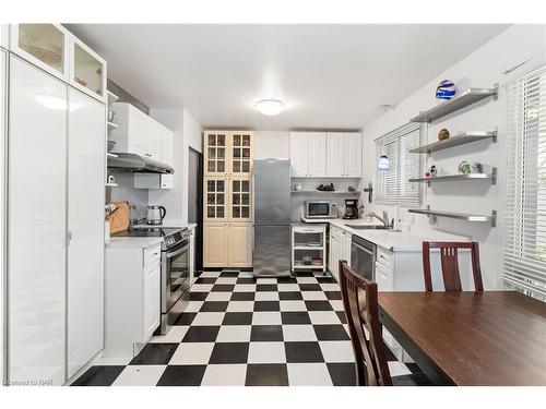 3190 Cattell Drive, Niagara Falls, ON - Indoor Photo Showing Kitchen