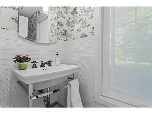 3789 Ninth Street West, Lincoln, ON - Indoor Photo Showing Bathroom