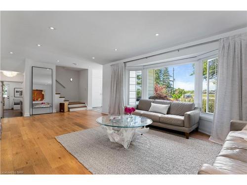 3789 Ninth Street West, Lincoln, ON - Indoor Photo Showing Living Room