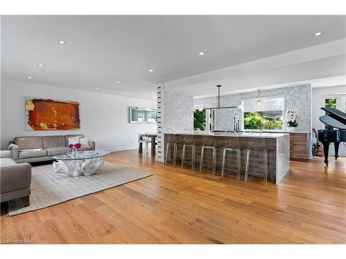 3789 Ninth Street West, Lincoln, ON - Indoor Photo Showing Living Room