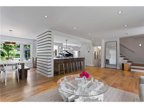 3789 Ninth Street West, Lincoln, ON - Indoor Photo Showing Living Room