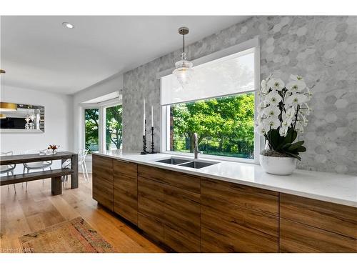 3789 Ninth Street West, Lincoln, ON - Indoor Photo Showing Kitchen With Double Sink