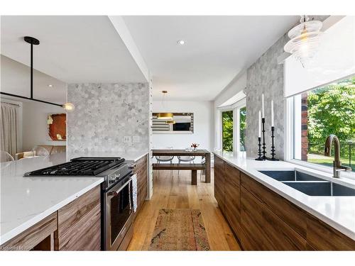 3789 Ninth Street West, Lincoln, ON - Indoor Photo Showing Kitchen With Double Sink With Upgraded Kitchen