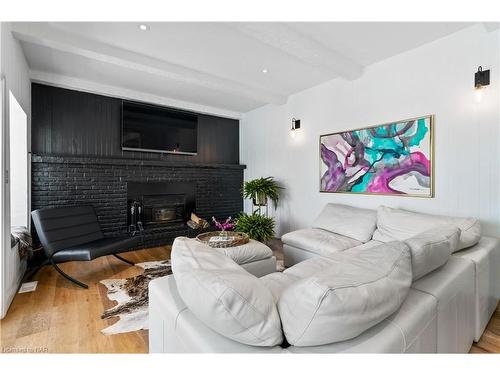 3789 Ninth Street West, Lincoln, ON - Indoor Photo Showing Living Room With Fireplace