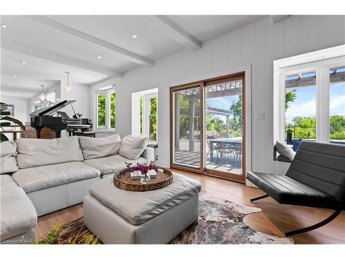 3789 Ninth Street West, Lincoln, ON - Indoor Photo Showing Living Room