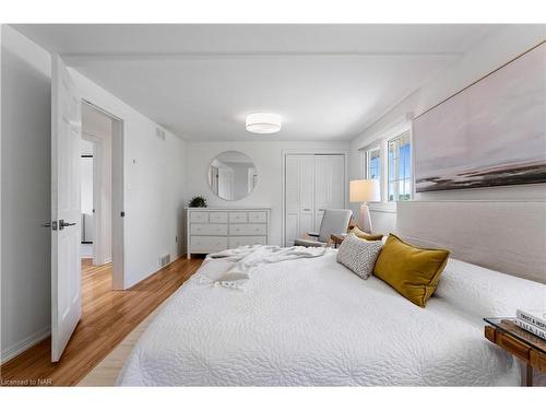 3789 Ninth Street West, Lincoln, ON - Indoor Photo Showing Bedroom