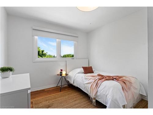 3789 Ninth Street West, Lincoln, ON - Indoor Photo Showing Bedroom