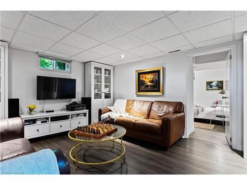 3789 Ninth Street West, Lincoln, ON - Indoor Photo Showing Living Room