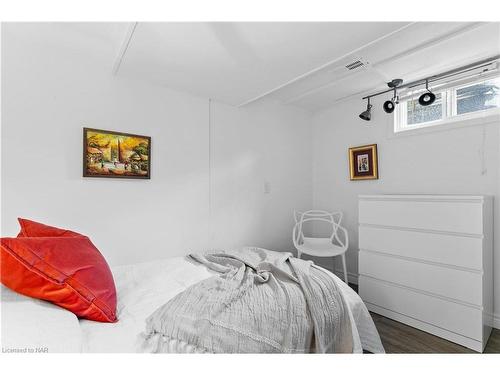 3789 Ninth Street West, Lincoln, ON - Indoor Photo Showing Bedroom