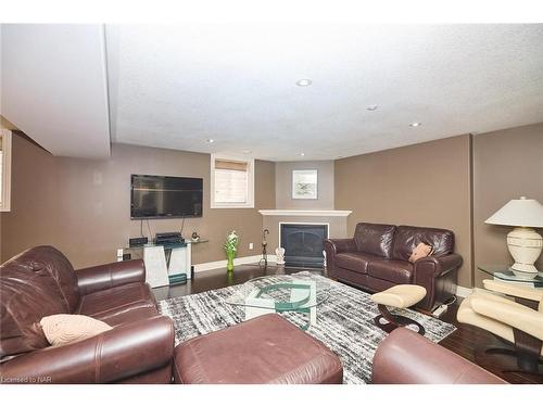 138 Loretta Drive, Niagara-On-The-Lake, ON - Indoor Photo Showing Living Room