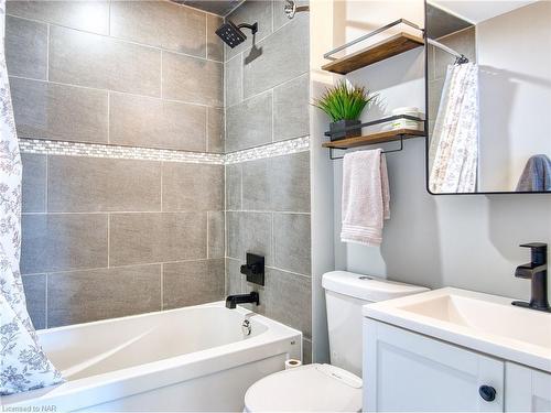 156 Louth Street, St. Catharines, ON - Indoor Photo Showing Bathroom