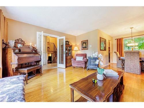 275 Pine Drive, Barrie, ON - Indoor Photo Showing Living Room