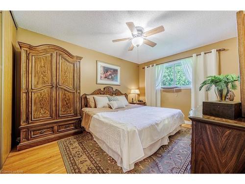 275 Pine Drive, Barrie, ON - Indoor Photo Showing Bedroom