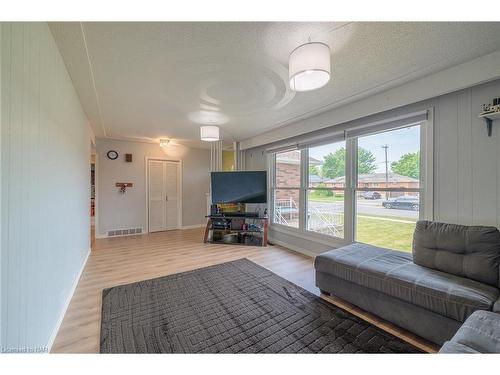 13 Janet Street, Port Colborne, ON - Indoor Photo Showing Living Room