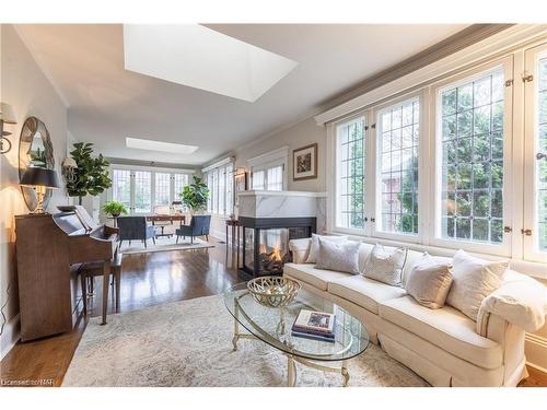 8 Hillcrest Avenue, St. Catharines, ON - Indoor Photo Showing Living Room