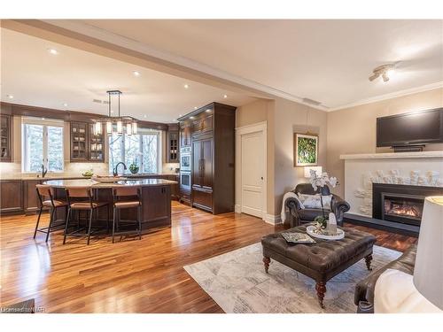 8 Hillcrest Avenue, St. Catharines, ON - Indoor Photo Showing Living Room With Fireplace