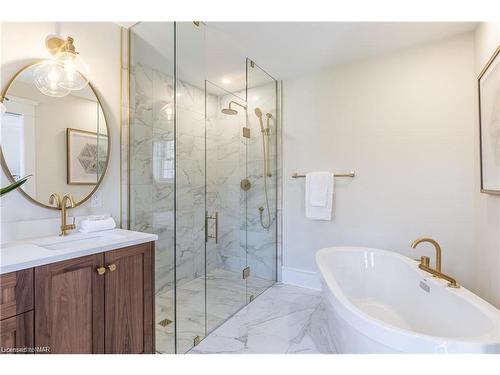 8 Hillcrest Avenue, St. Catharines, ON - Indoor Photo Showing Bathroom