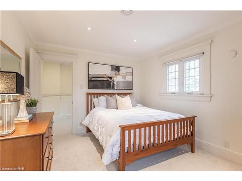 8 Hillcrest Avenue, St. Catharines, ON - Indoor Photo Showing Bedroom