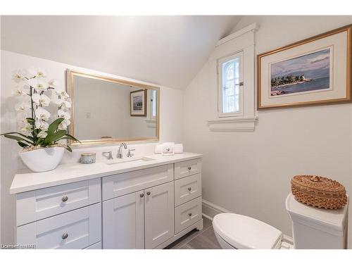 8 Hillcrest Avenue, St. Catharines, ON - Indoor Photo Showing Bathroom